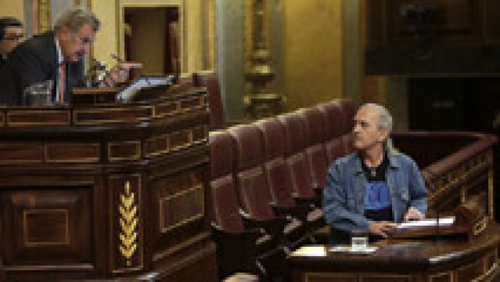 Telediario 1: Posada expulsa de la tribuna del Congreso a Cuadra (Amaiur) por no retirar su gesto de romper la Constitución | RTVE Play