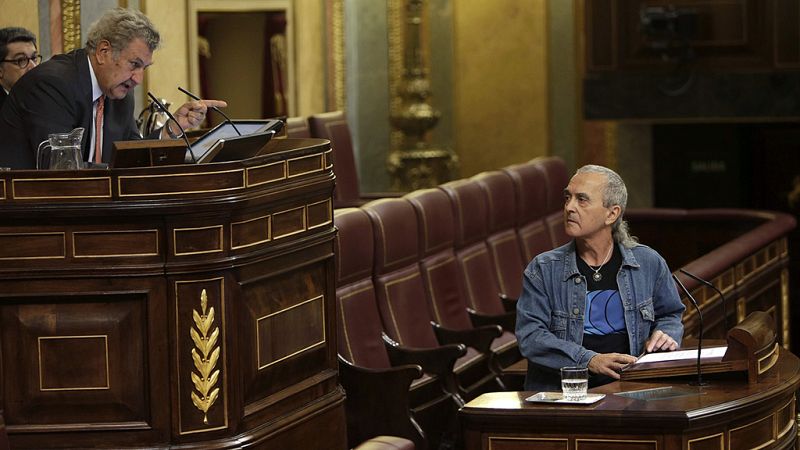 Posada expulsa de la tribuna del Congreso a Cuadra (Amaiur) por no retirar su gesto de romper la Constitución