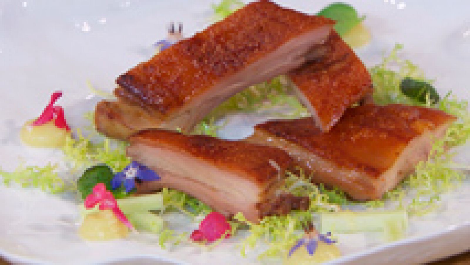 Ensalada de cochinillo y manzana