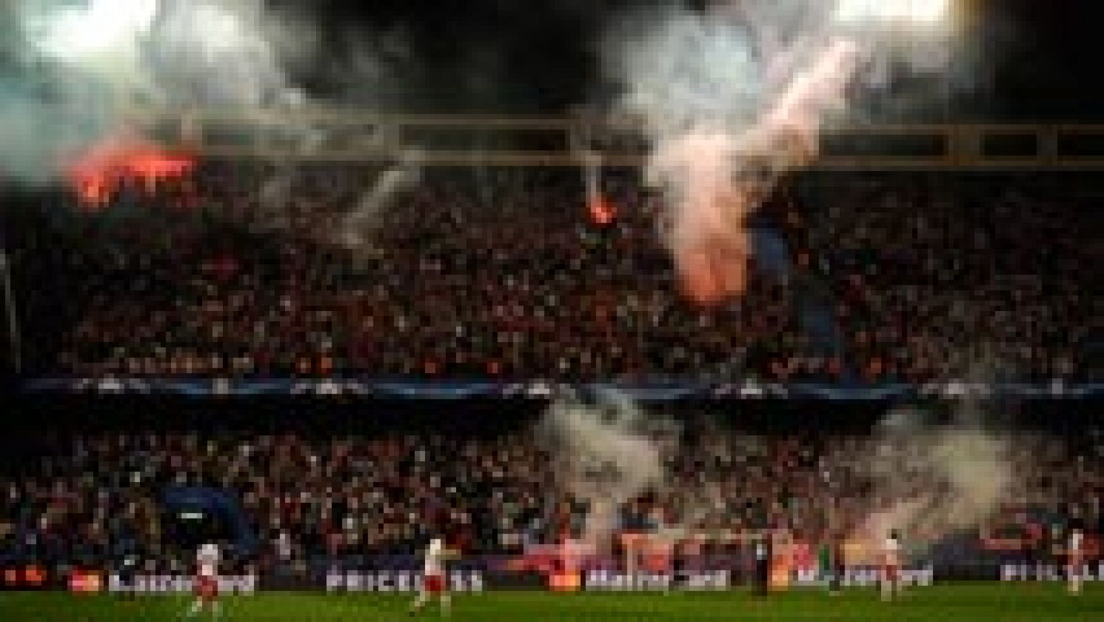 Telediario 1: Aficionados del Benfica lanzan bengalas en el Calderón | RTVE Play