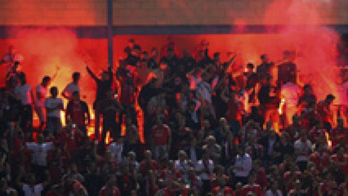 La UEFA sancionará el lanzamiento de bengalas en el Calderón