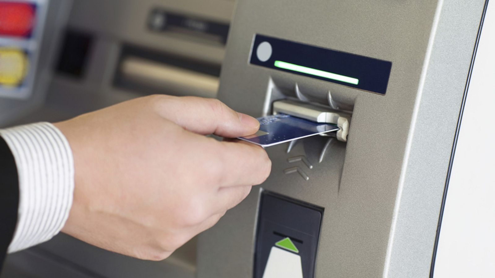 Un banco no podrá cobrar por sacar dinero de sus cajeros a clientes ajenos