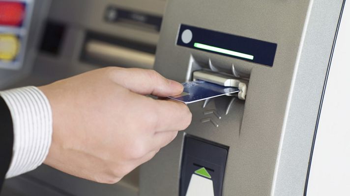 Telediario 1 - Un banco no podrá cobrar por sacar dinero de sus cajeros a clientes ajenos