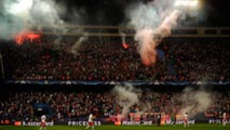 El padre del niño al que casi alcanza una bengala en el pasado Atlético de Madrid - Benfica ha pedido una compensación al club por la atención que pueda necesitar el pequeño, que está "traumatizado".