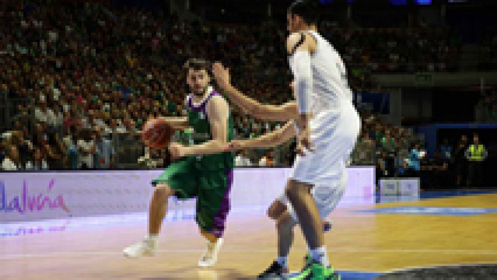 La temporada empieza con sorpresa en el Pabellón Martín Carpena de Málaga. El anfitrión Unicaja arrolla al vigente campeón de la Supercopa, el Real Madrid (94-79), y será el rival del FC Barcelona Lassa en la final de este sábado. Se evita el tercer 'clásico' consecutivo, los tres ganados por los blancos. 