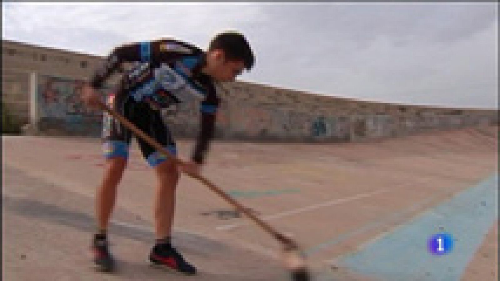 Telediario 1: Un ciclista tiene que barrer el velódromo de Novelda para entrenar | RTVE Play