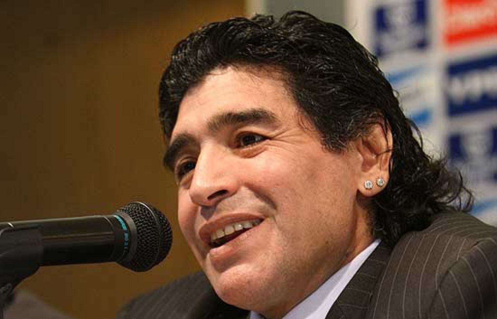 Maradona se presenta oficialmente con la selección Argentina tras una semana en el cargo.
