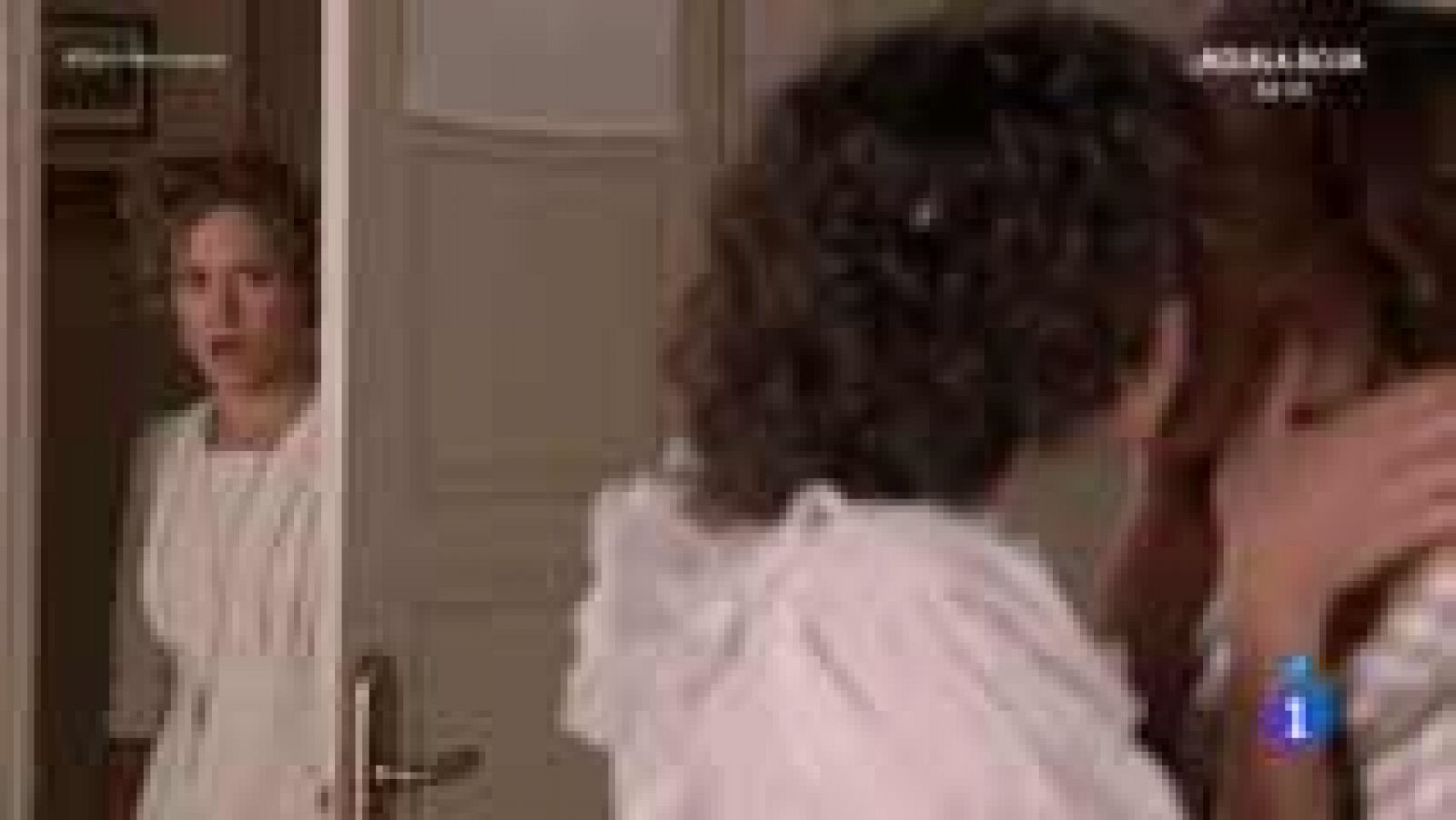 Seis Hermanas - Diana ve a Celia y Aurora besándose 