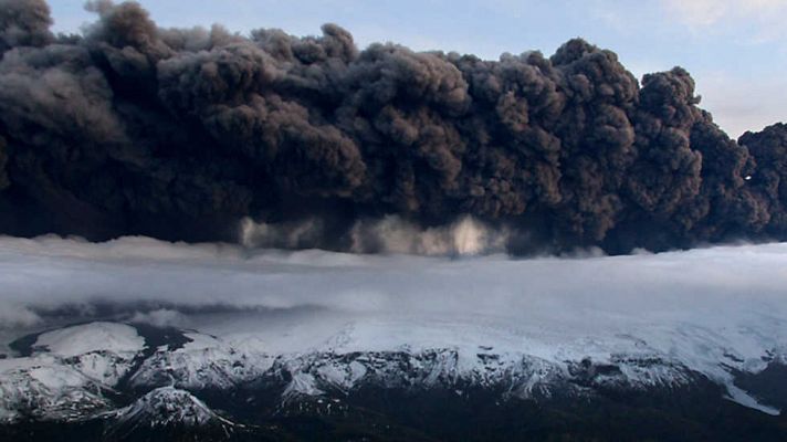 Hacia el interior del volcán islandés