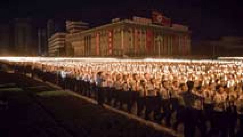 Miles de personas abarrotan Pyongyang en la conclusión de las celebraciones del  70 aniversario del Partido de los Trabajadores