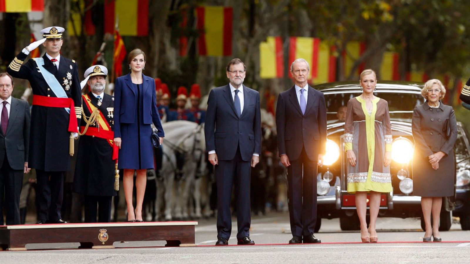 Llegada de los reyes para presidir el desfile de la Fiesta Nacional