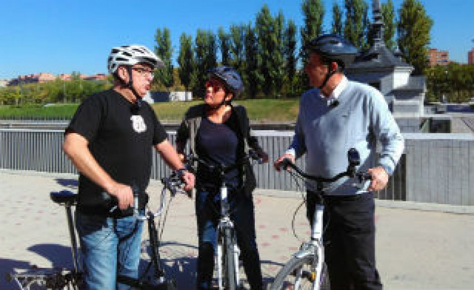 Seguridad vital 5.0: En bici con el humorista Leo Harlem | RTVE Play