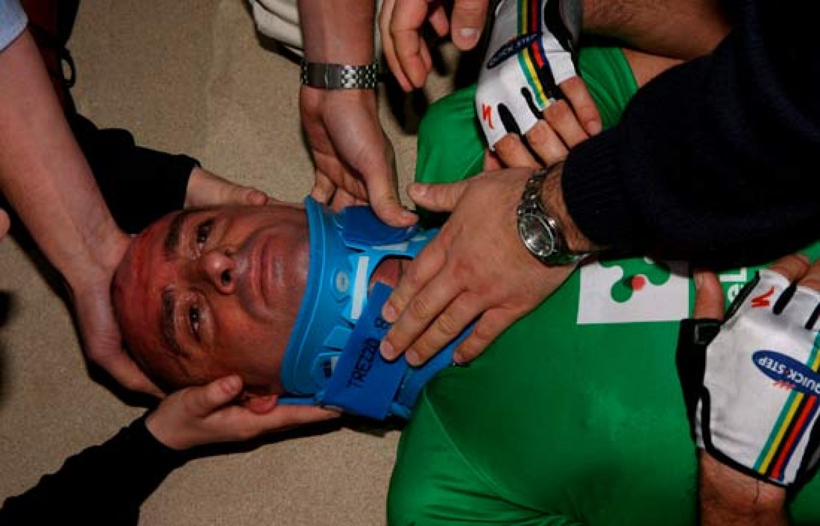 Espectacular caída de Bettini en Milán