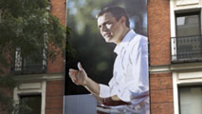 El PSOE cubre la fachada de Ferraz con una foto gigante de Sánchez con vistas al 20D