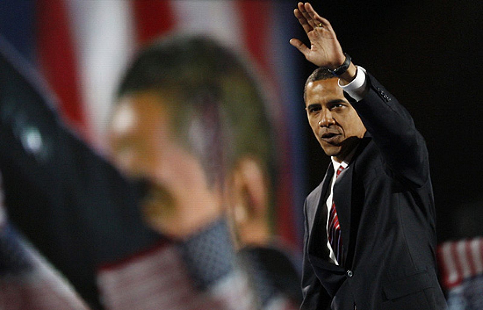 Obama: "El cambio ha venido a América". Así se expresaba Obama en su discurso tras la victoria. Frente a una multitud emocionada y eufórica por este momento histórico, Obama 'avisó' a sus enemigos y mostró su mano tendida a los aliados. (5/11/08).
