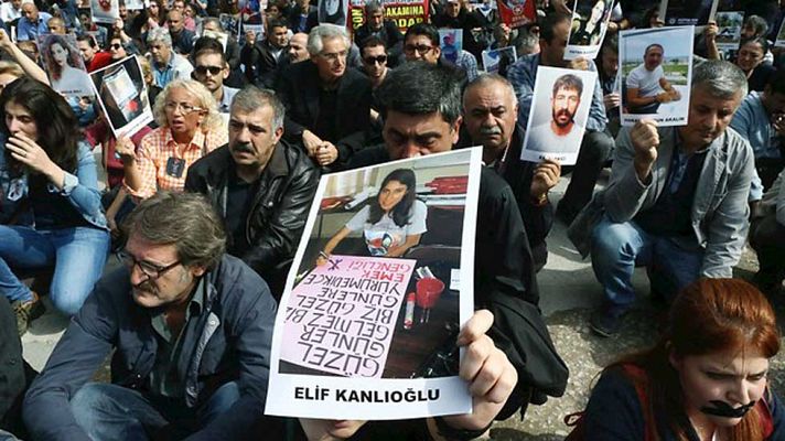 Telediario 1 - Decenas de miles de personas se manifiestan en contra de los ataques suicidas en Ankara