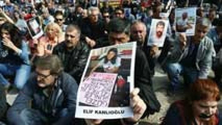 Decenas de miles de personas se manifiestan en contra de los ataques suicidas en Ankara