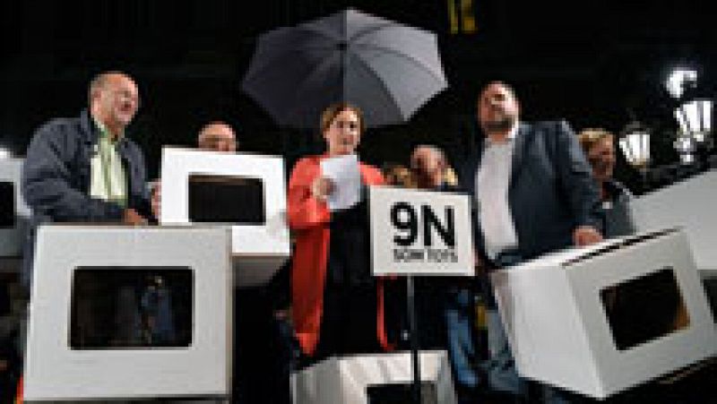 La alcaldesa de Barcelona, Ada Colau, lee el manifiesto de la protesta contra las imputaciones de Mas, Rigau y Ortega