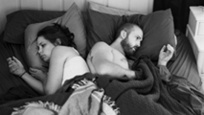 Telediario 1 - Una exposición fotográfica muestra cómo nos vemos sin móviles