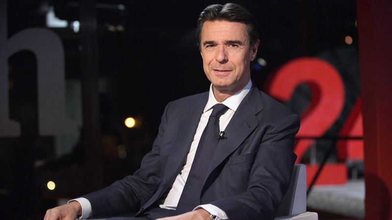 El ministro de Industria, José Manuel Soria ha asegurado en La noche en 24 horas, respecto a la entrevista publicada por el diario El Mundo a Cristóbal Montoro, en la que el ministro de Hacienda asegura que "hay compañeros que se avergüenzan de ser d