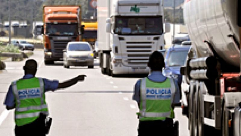 Cada dia hay cuatro robos en las carreteras catalanas. Una unidad de los Mossos d'Esquadra se encarga de perseguir a las bandas organizadas que se dedican sobre todo a robar a turistas. Aunque los controles han hecho bajar un 10% este tipo de delitos