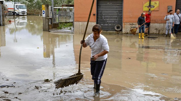Telediario 1 - Ascienden a cinco las víctimas mortales por las fuertes lluvias en Italia