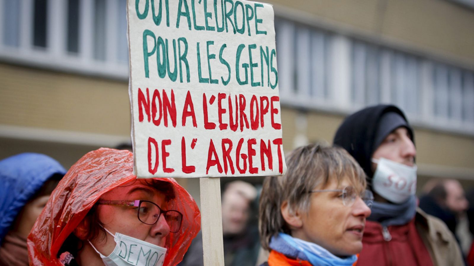 En libertad sin cargos los diputados de Podemos detenidos en Bruselas en una protesta contra el tratado de libre comercio