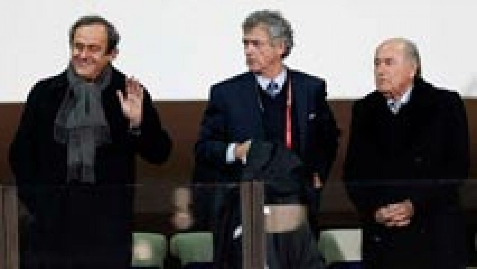 Telediario 1: Villar asume las funciones de Platini al frente de la UEFA, pero no la presidencia | RTVE Play