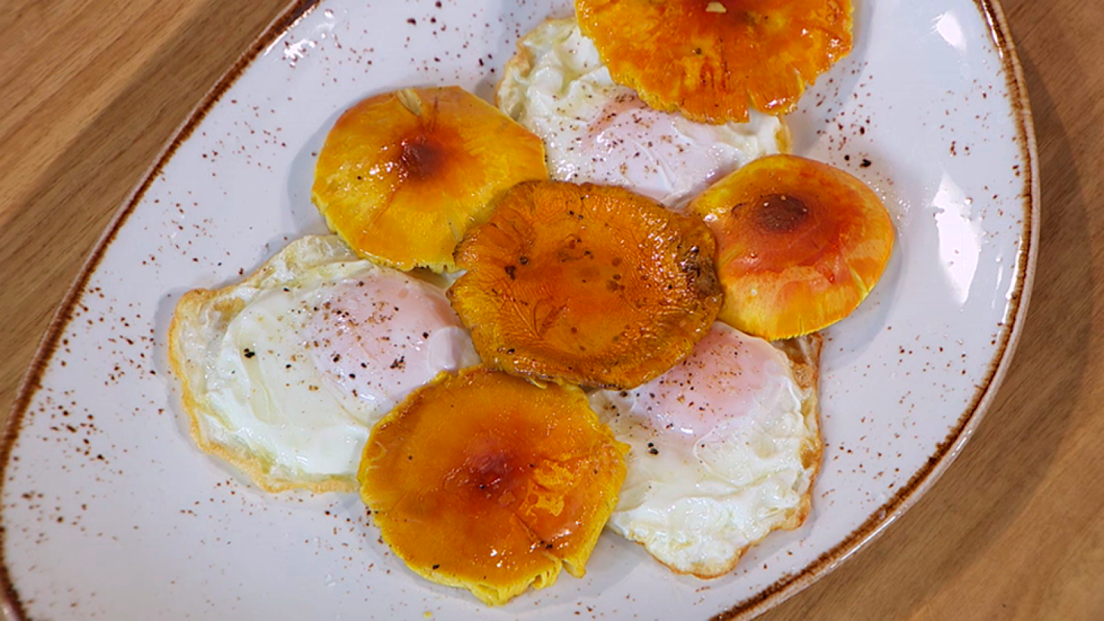 Huevos fritos con oronjas