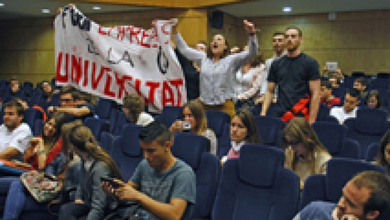 Medio centenar de manifestantes de una plataforma estudiantil han interrumpido la reunión plenaria de la Fundación Círculo de Montevideo y la conferencia que estaba ofreciendo el expresidente del Gobierno Felipe González en el Paraninfo de la Univers