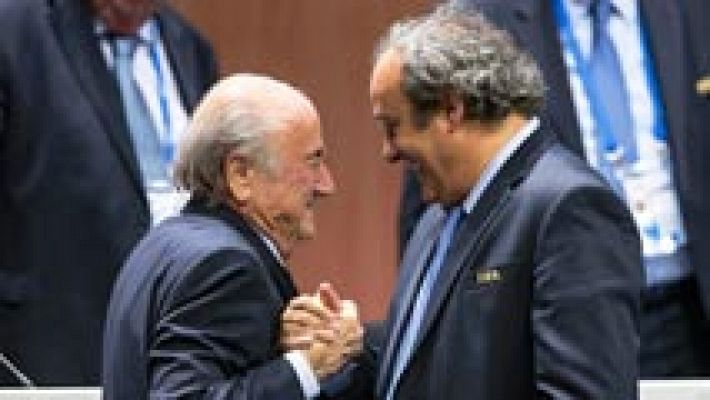 Blatter habla de "pactos de caballeros" con Platini en el polémico pago de los 1,8 millones de euros