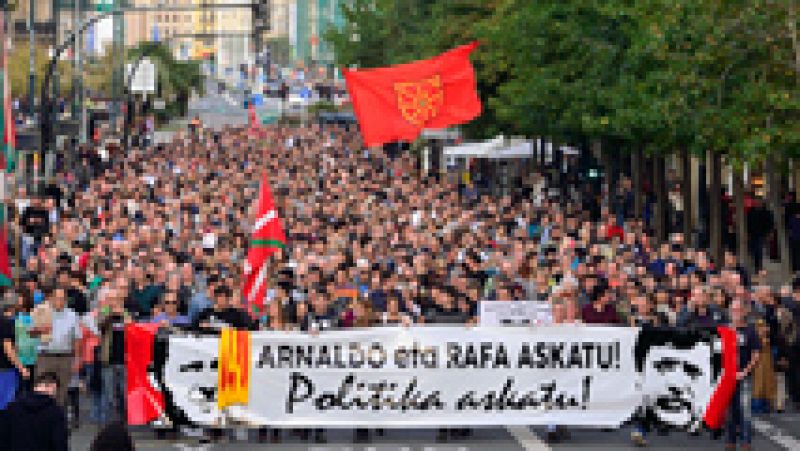 Miles de personas piden en San Sebastián la liberación de Otegi y Usabiaga