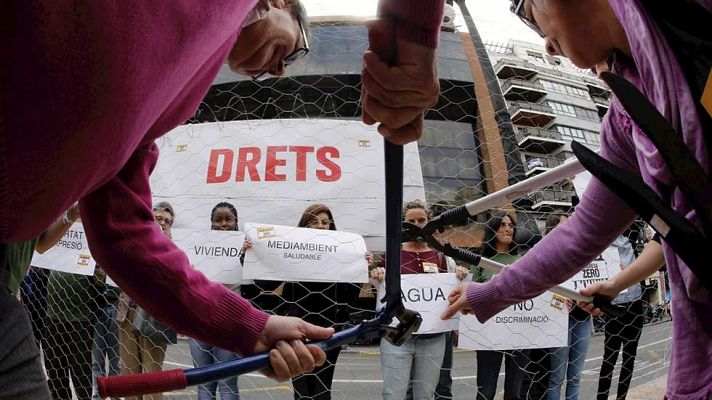 Telediario 1 - Miles de personas se manifiestan por toda España contra la pobreza y el TTIP