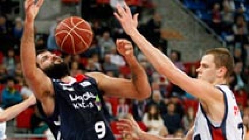 En el partido más igualado en el marcador de la jornada, disputado entre Laboral Kutxa y Rio Natura Monbus Obradoiro (82-75), los de Perasovic comenzaron más enchufados, aunque el resultado -consiguieron una ventaja de 6- era un tanto engañoso. Y es que los gallegos no perdieron la calma y con un primer cuarto sin precipitaciones y un segundo parcial en el que realizaron un gran juego de ataque se consiguieron poner 11 por delante.