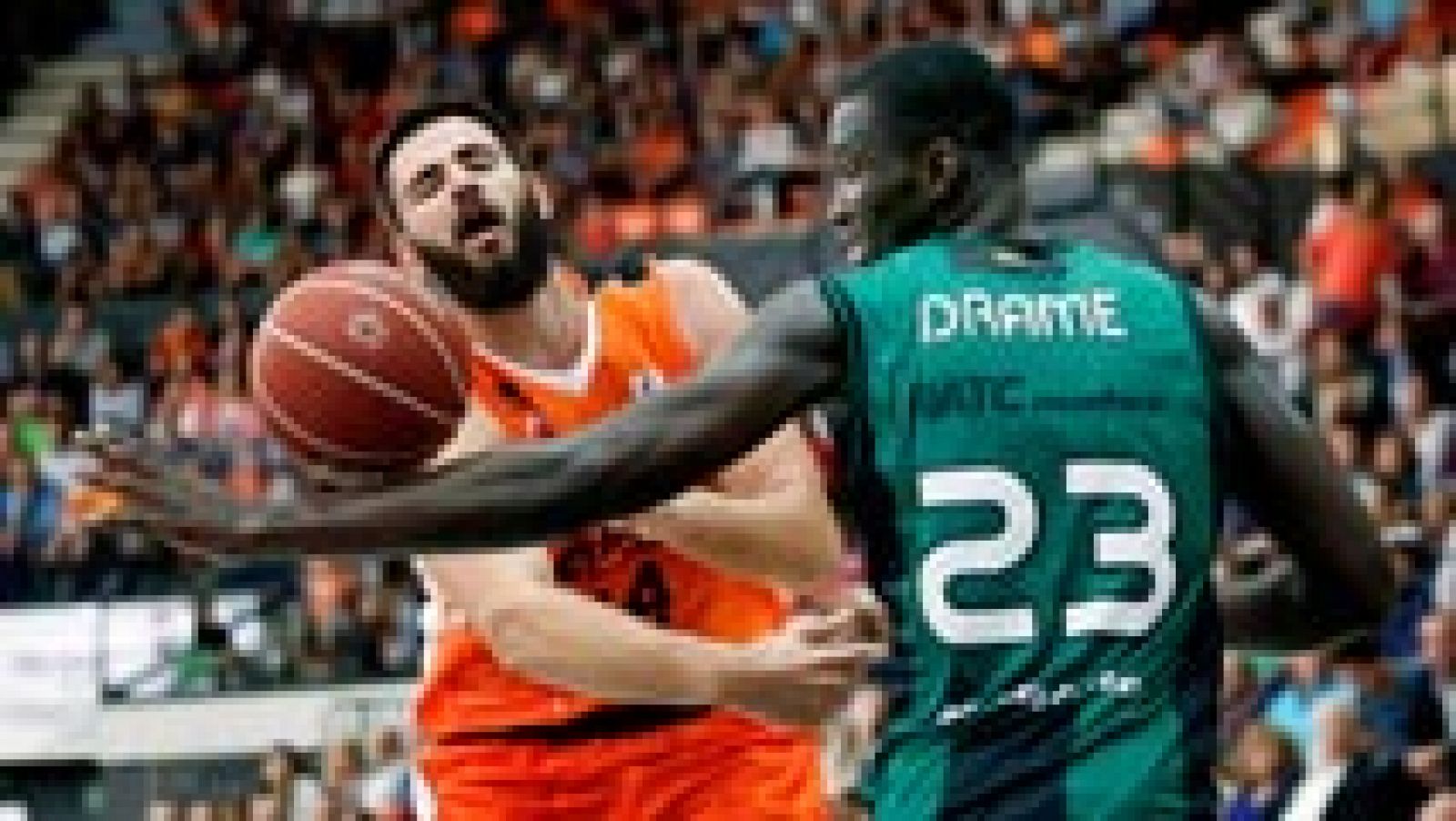 En el estreno liguero del Valencia Basket en La Fonteta, el equipo entrenado por Pedro Mart&iacute;nez super&oacute; a la 'Penya' (76-69) en un encuentro vibrante que esper&oacute; a los minutos finales para decantarse en favor de los valencianos.