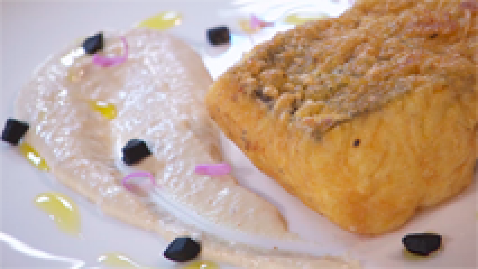 Torres en la cocina: Receta de merluza rebozada con ajo blanco y ajo negro | RTVE Play