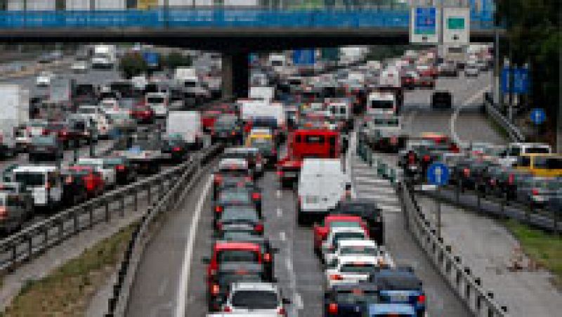 La lluvia y varios accidentes leves han vuelto a provocar esta mañana un gran atasco en Madrid