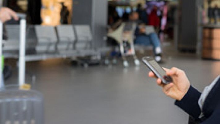 Telediario 1 - Los pasajeros ya pueden disfrutar de internet gratuito e ilimitado vía wifi en 12 aeropuertos españoles