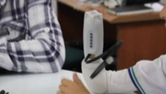 Telediario 1 - Crean una prótesis para niños con amputaciones compatible con piezas de lego