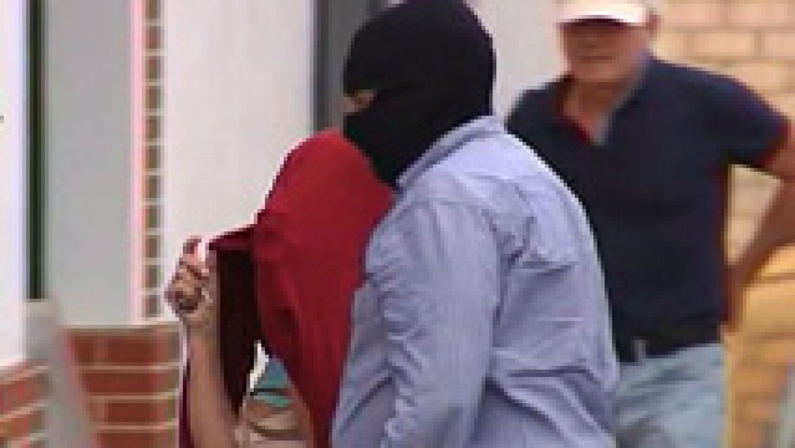 Telediario 1: Detienen en el aeropuerto de Barajas a una joven española que pretendía unirse al Estado Islámico  | RTVE Play