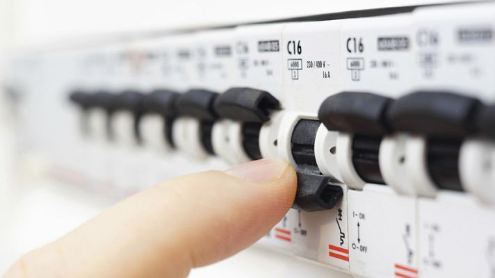 Telediario 1 - España es el cuarto país de la Unión Europea con la electricidad más cara