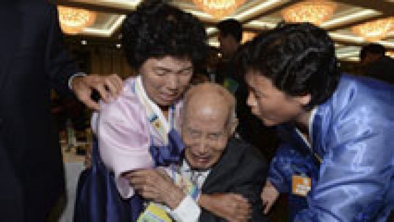 Los ancianos de las dos Coreas se reencuentran entre lágrimas 60 años después