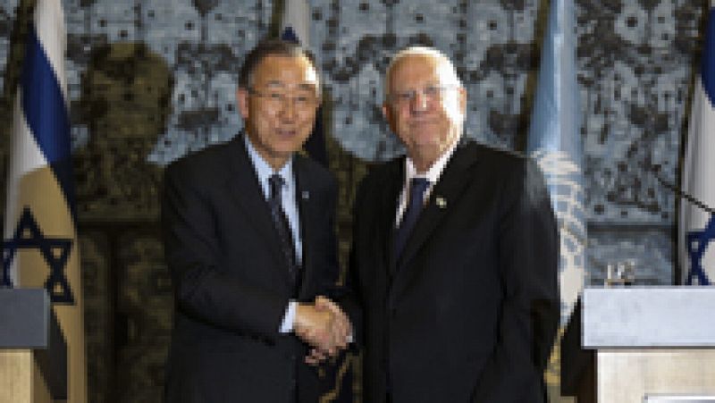 Ban Ki-moon estrecha la mano del presidente israelí Reuvén Rivlin
