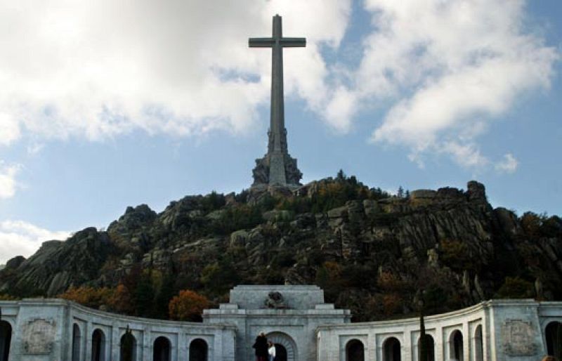 La Audiencia Nacional ha autorizado a los familiares de Federico García Lorca presenciar la apertura de la fosa común de la provincia Granada en la que presuntamente se encuentran los restos del poeta.