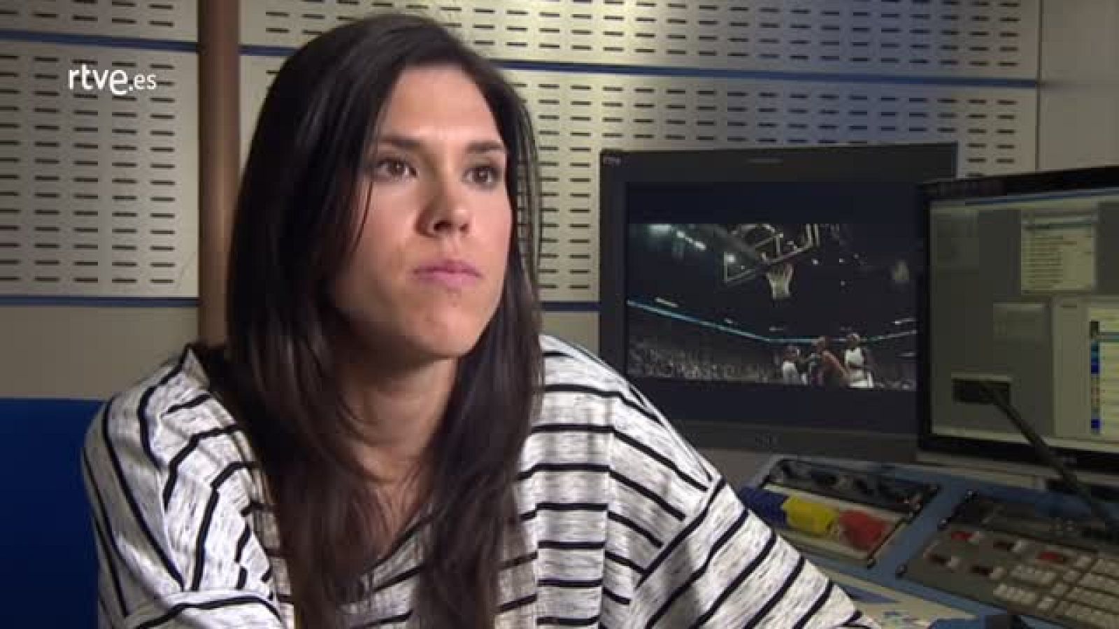 Anna Cruz, la campeona de la WNBA, la NBA femenina, ha estado en RTVE para analizar la consecución de su primer anillo con Minessota Lynx y ha asegurado que todavía no es consciente de que ya forma parte de la historia del deporte español.Anna Cruz, además, también se colgó el pasado verano la medalla de bronce jugando con España el Campeonato de Europa, que se disputó en Hungría y Rumanía.