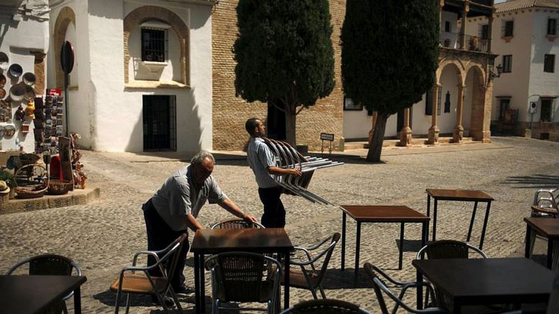 La patronal destaca la creación de empleo, mientras sindicatos y oposición advierten sobre la precariedad laboral