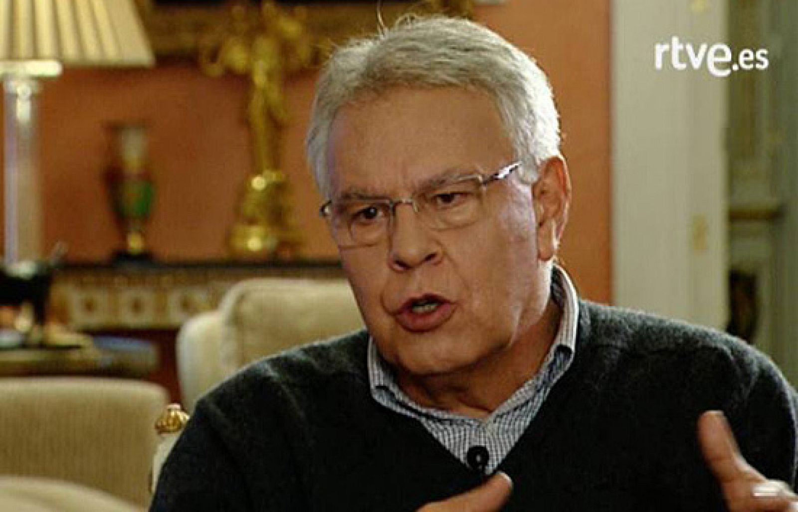 El ex Presidente del Gobierno Felipe González ha hablado de la situación económica en una entrevista concedida a TVE. González cree que  Estados Unidos se recuperará antes que Europa y ha calificado de muy dura la crisis en España. También ha hecho referencia a la polémica que ha suscitado el libro de Pilar Urbano sobre la Reina Sofía(6/11/08).