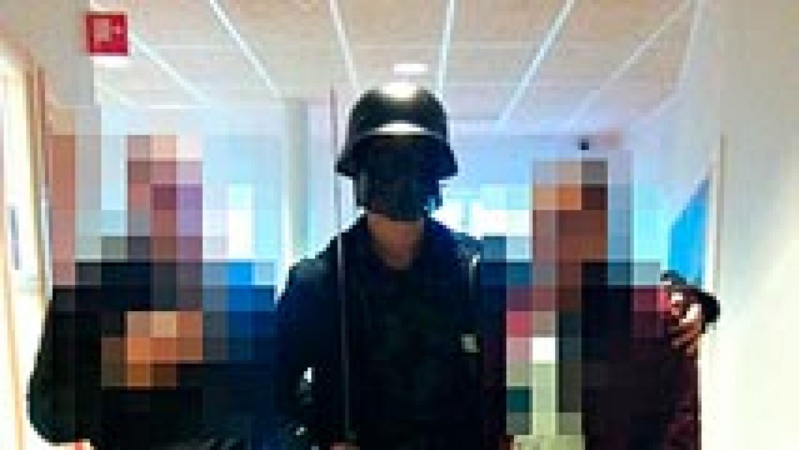 Telediario 1: Un enmascarado armado con un sable mata a un profesor y a un alumno en un instituto de Suecia | RTVE Play