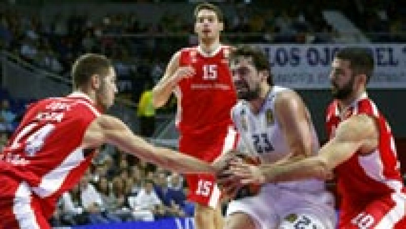 El Real Madrid comenzó a ser reconocible, como el campeón de todo de la pasada temporada, en la abultada victoria ante un abrumado Estrella Roja (98-71) al que no le quedó más remedió que aguantar el chaparrón que se le vino encima.