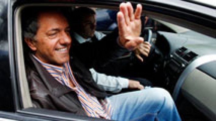 Informativo 24h - Scioli aventaja a Macri en los sondeos que prevén una segunda vuelta en Argentina